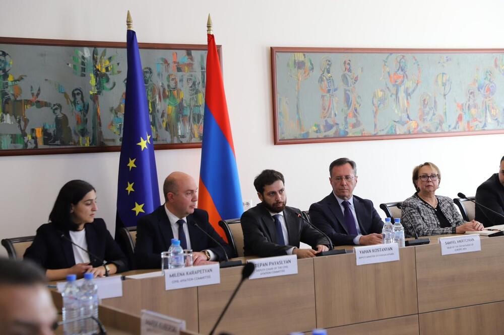 АРМЕНПРЕС: Арменски заместник външен министър и посланиците на държавите от ЕС обсъдиха премахването на визовия режим 