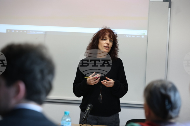 Докато говорим за Кристиан Таков, делата му продължават да живеят, каза д-р Десислава Данкова при откриването на изложба, посветена на него