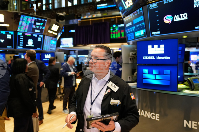 Индексът Dow Jones Industrial Average расте до нови рекордни стойности в началото търговията на Уолстрийт