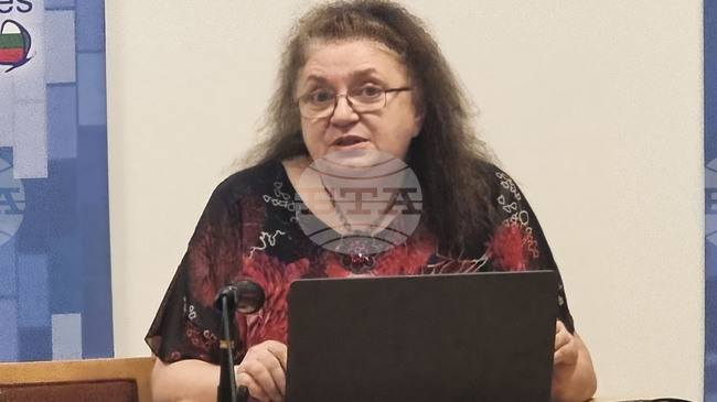 Вирусите непрекъснато се изменят и това е техният начин да се адаптират към условията на средата, каза проф. Радостина Александрова 