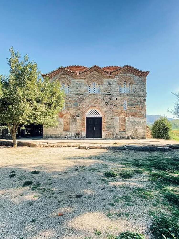 АТА: Местни и чуждестранни експерти обсъждат опазването на манастира „Свети Никола“ в Южна Албания