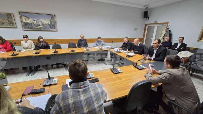 Ръководството на Община Ловеч, съветници и граждани обсъдиха поемане на дългосрочен общински дълг от над 6,9 млн. лв. 