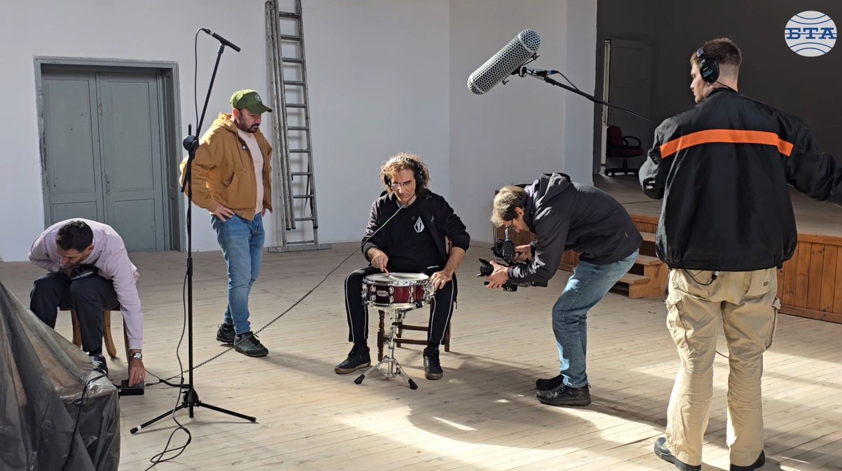 Стефан Вълдобрев и „Обичайните заподозрени“ записаха песента „И ти благодаря“ в читалището на Ковачевица