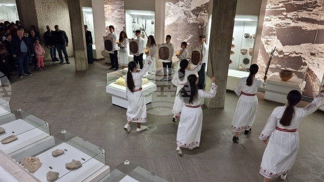 Пърформанс „По стъпките на предците“ представиха тази вечер във Враца ученици от клуба по интереси „Пламъкът на традициите“