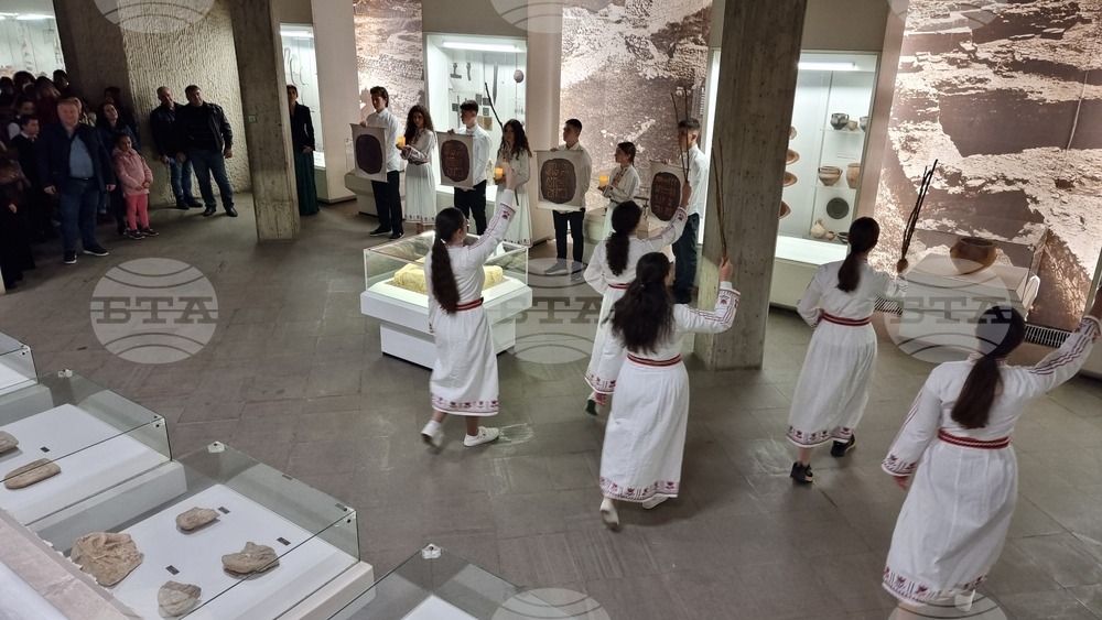 Пърформанс „По стъпките на предците“ представиха тази вечер във Враца ученици от клуба по интереси „Пламъкът на традициите“