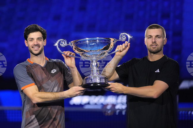 Британците Джулиън Кеш и Лойд Гласпуул си гарантираха завършване на сезона на първото място в световната ранглиста по тенис на двойки