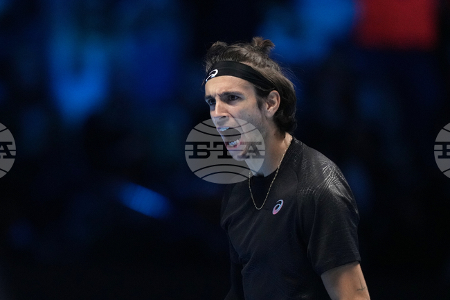 Първите трима поставени се класираха за полуфиналите на тенис турнира в Хонконг