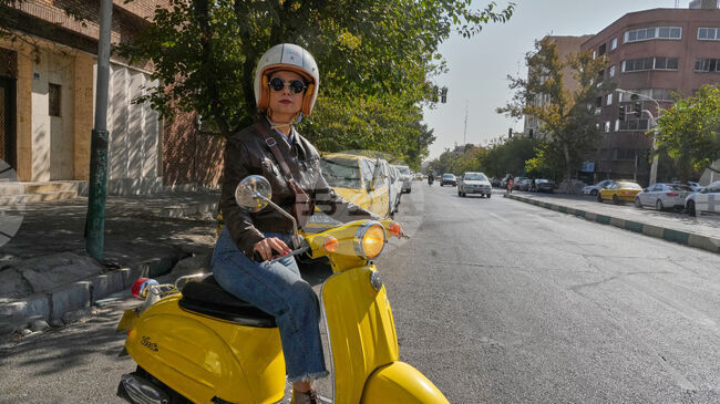 АП: Жени карат мотоциклети по улиците на Техеран - най-новият знак за промяна в иранското общество 