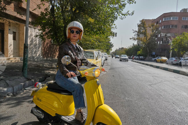 АП: Жени карат мотоциклети по улиците на Техеран - най-новият знак за промяна в иранското общество 