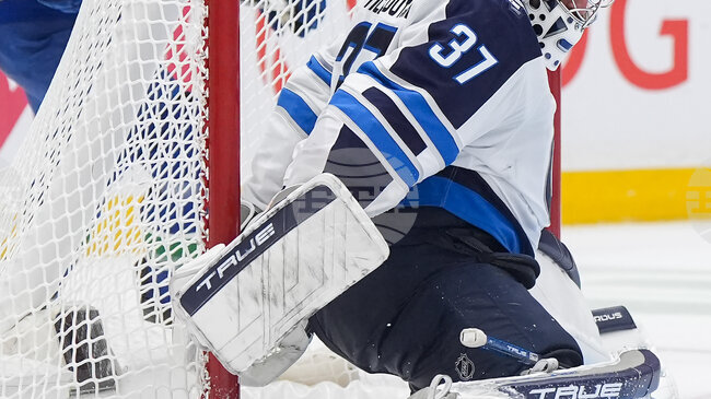Вратарят на Уинипег Джетс Конър Хелебък ще се подложи на операция на коляното