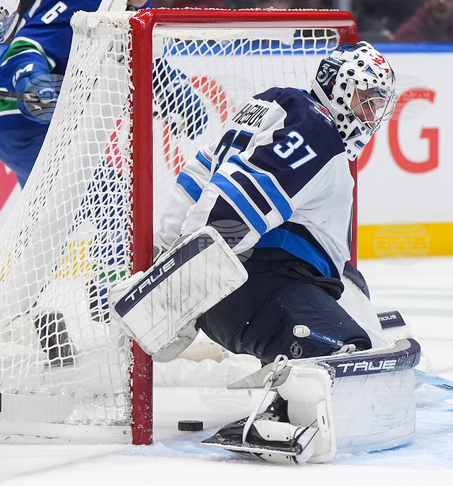 Вратарят на Уинипег Джетс Конър Хелебък ще се подложи на операция на коляното