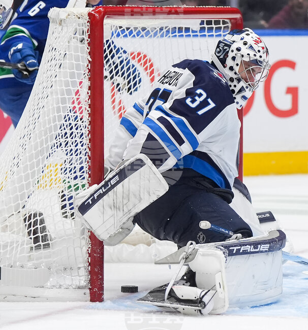 Вратарят на Уинипег Джетс Конър Хелебък ще се подложи на операция на коляното