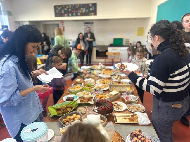 Благотворителна почерпка се състоя в училище „Азбука“ в Дъблин