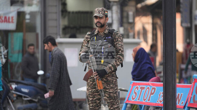 Индийските власти задържаха няколко заподозрени в Кашмир във връзка с разследването около експлозията на кола в Делхи