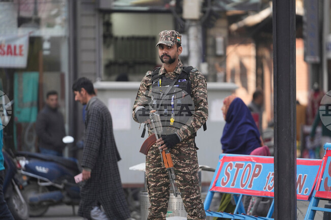 Индийските власти задържаха няколко заподозрени в Кашмир във връзка с разследването около експлозията на кола в Делхи