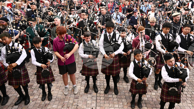 Стотици гайдари изсвириха песен на AC/DC преди концерт на рок групата в Мелбърн, за да подобрят български рекорд от 2012 г. 