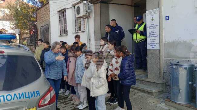 Деца присъстваха на открит урок по време на "Деня на отворените врати“ в полицията в Котел