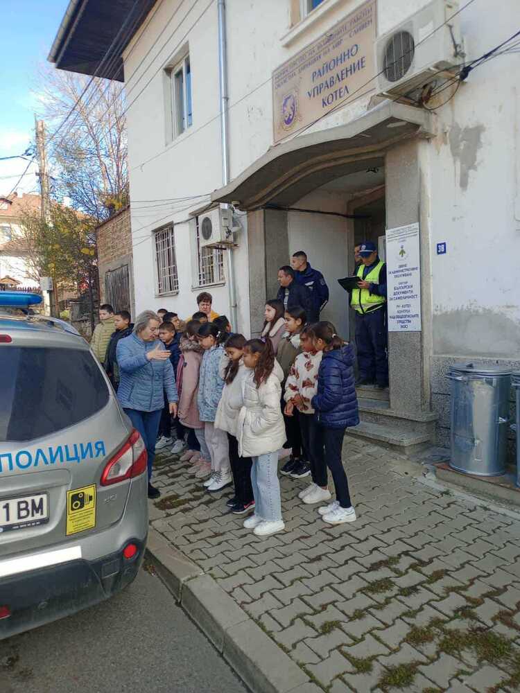 Деца присъстваха на открит урок по време на "Деня на отворените врати“ в полицията в Котел