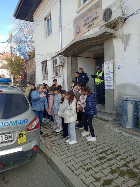 Деца присъстваха на открит урок по време на "Деня на отворените врати“ в полицията в Котел