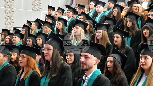 Общо 104 бакалаври и магистри в направление „Здравни грижи“ към Медицински факултет при Тракийския университет получиха своите дипломи 