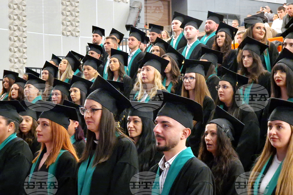 Общо 104 бакалаври и магистри в направление „Здравни грижи“ към Медицински факултет при Тракийския университет получиха своите дипломи 