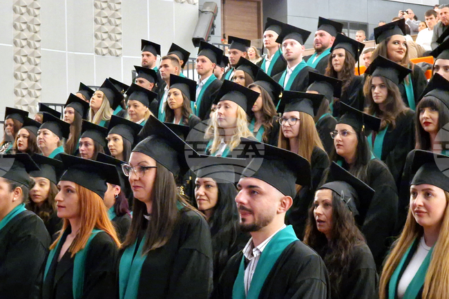 Общо 104 бакалаври и магистри в направление „Здравни грижи“ към Медицински факултет при Тракийския университет получиха своите дипломи 