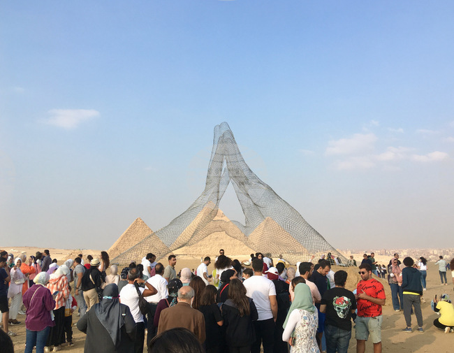 Изложбата „Завинаги е сега” се завръща при големите египетски пирамиди