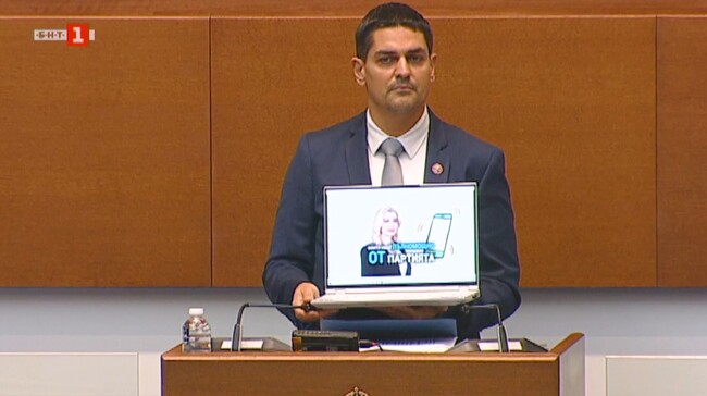 Радостин Василев пусна запис, който, според него, уличава Стилиана Бобчева от "Величие" в документна измама, и призова прокуратурата и ЦИК да се намесят