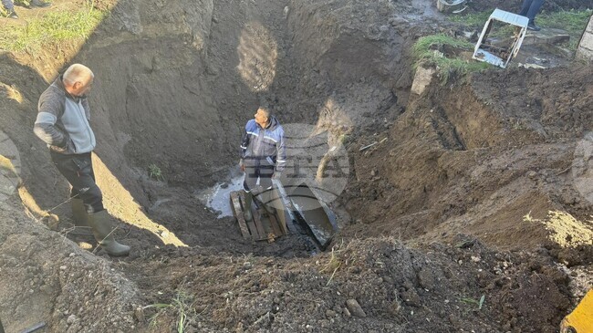 Екипи на ВиК-Хасково работят по голяма авария по магистрален водопровод от село Ябълково към областния град