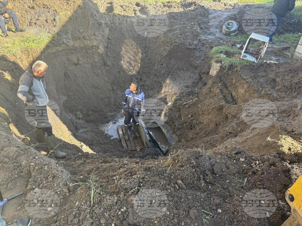 Екипи на ВиК-Хасково работят по голяма авария по магистрален водопровод от село Ябълково към областния град