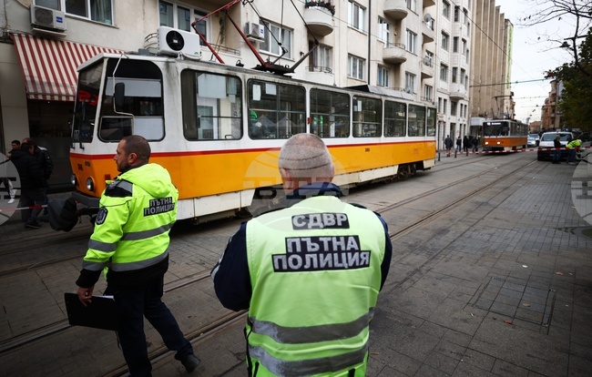 Момиче на 11 години е било блъснато от трамвай в центъра на София, по първоначална информация то е добре
