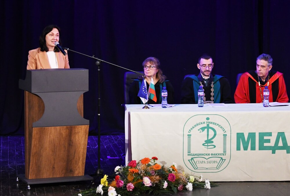 „Бъдете успешни в хуманната професия с ум, воля и сърце“, пожела на абсолвентите заместник-кметът на Стара Загора Надежда Чакърова.
