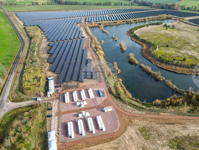 Световните цени на батериите ще продължат да се понижават и през 2026 г., сочи проучване на Блумбърг