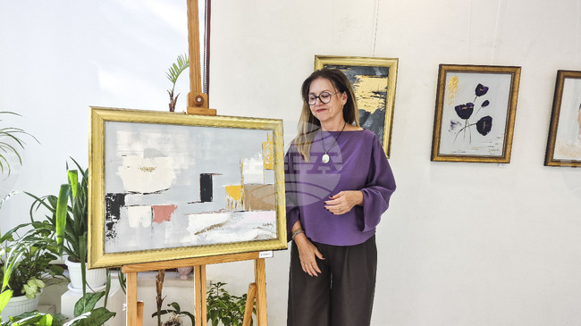 Художничката Златка Добрева представя първата си самостоятелна изложба „Експресивно“ в хасковската галерия „Форум“
