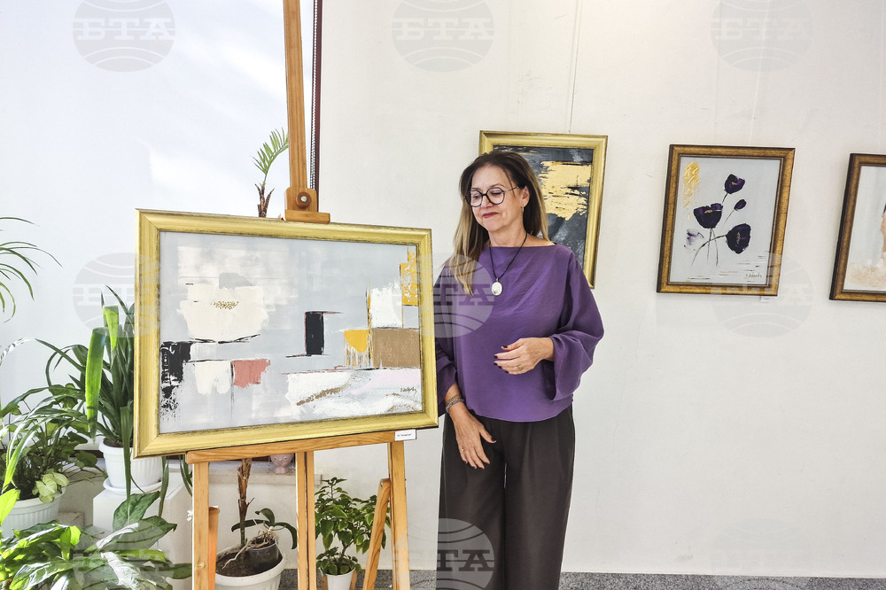 Художничката Златка Добрева представя първата си самостоятелна изложба „Експресивно“ в хасковската галерия „Форум“