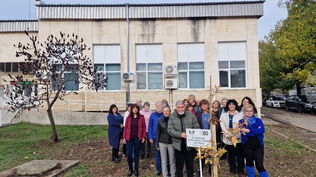 Колективът на библиотеката в Разград засади дърво по повод на 155-годишнината на културната институция