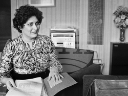 В дома на оперната певица Стефка Евстатиева, 1982 г. Пресфото БТА, снимка: Живко Ангелов/архив 