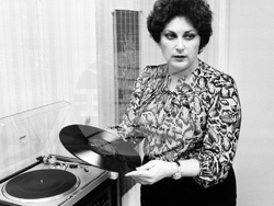 В дома на оперната певица Стефка Евстатиева, 1982 г. Пресфото БТА, снимка: Живко Ангелов/архив 