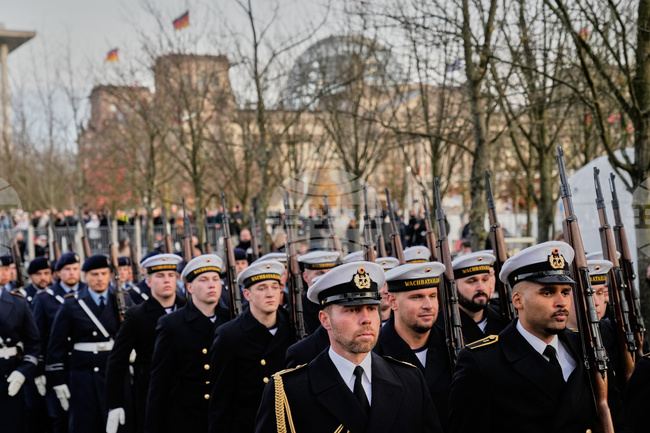 Управляващите в Германия се споразумяха за нов план за въвеждането на доброволна военна служба 