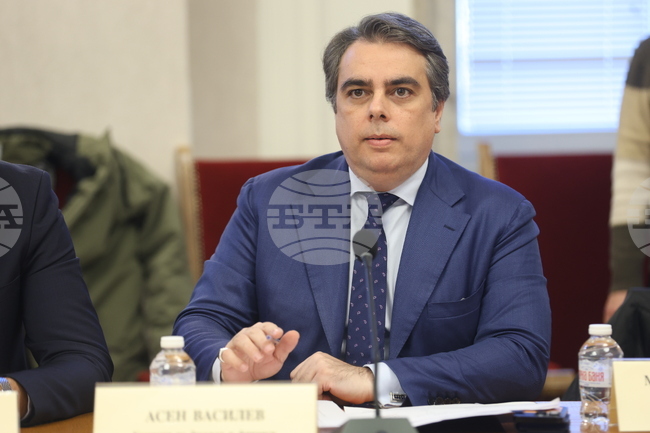 Асен Василев предупреди МВР, че за протеста утре се готвят провокации и се обърна към Бойко Борисов да оттегли бюджета, за да се преработи