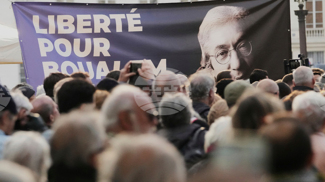 Френският президент благодари на Алжир и Берлин за освобождаването на писателя Буалем Сансал