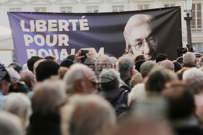 Френският президент благодари на Алжир и Берлин за освобождаването на писателя Буалем Сансал