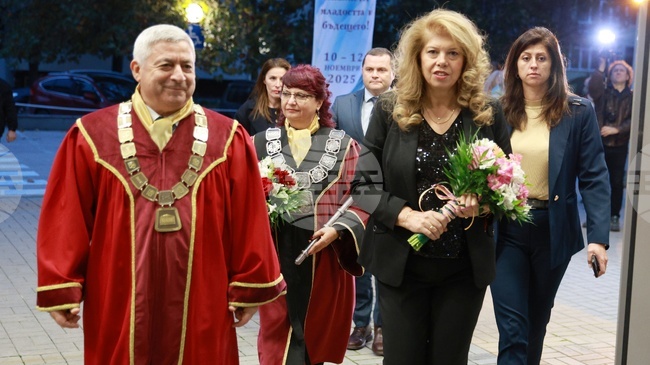 Русенският университет е с международен авторитет и се развива в тясна връзка с бизнеса, каза вицепрезидентът Илияна Йотова