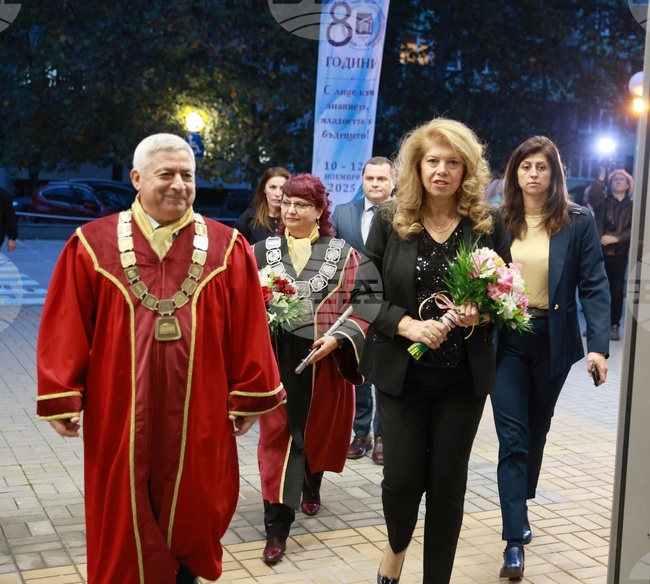 Русенският университет е с международен авторитет и се развива в тясна връзка с бизнеса, каза вицепрезидентът Илияна Йотова