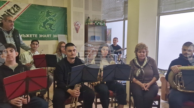Успехите на Младежкия духов оркестър в Разград са плод на упорит труд и любов към музиката, каза ръководителят му Милен Бенков