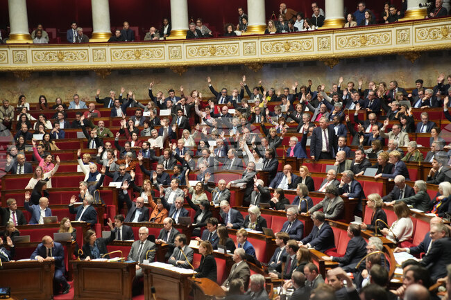 Националното събрание на Франция одобри със значително мнозинство спирането на пенсионната реформа