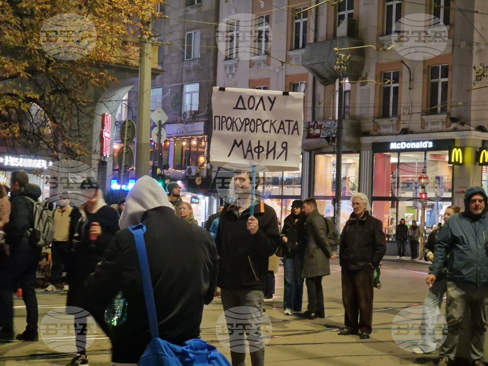 Протестиращи пред Съдебната палата в София искат оставката на и.ф. главен прокурор Борислав Сарафов 