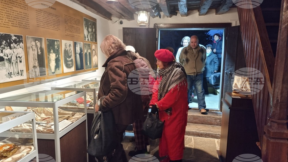 Добрич - „Изкуството да бъдеш жена - красота и стил през вековете“ - изложба