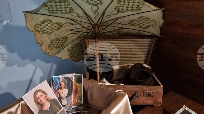 Изложбата „Изкуството да бъдеш жена - красота и стил през вековете" е подредена в Етнографската къща в Добрич