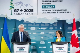 CORRECTION Canada G7